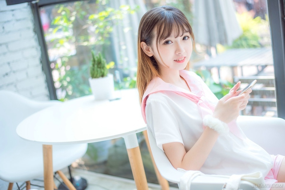 关羽闻言，看了刘备一眼，点点头道：“一切由大哥做主。”